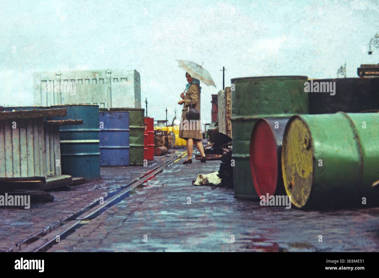 Giovane donna con un ombrello. Irlanda, anni 1970 Foto Stock