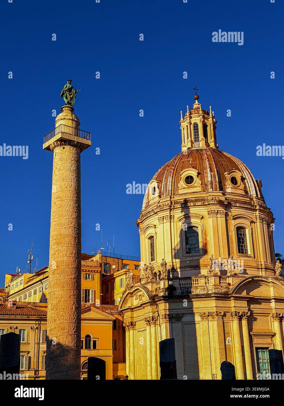 La cupola della Chiesa del Santissimo nome di Maria presso il foro di Traiano e la colonna di Traiano bagnata dal sole del tardo pomeriggio a Roma, Italia Foto Stock