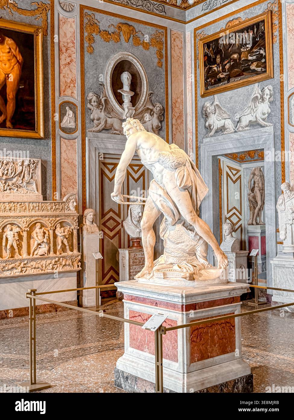 David, una scultura in marmo a grandezza naturale di Gian Lorenzo Bernini nella Galleria Borghese, Roma, Italia Foto Stock
