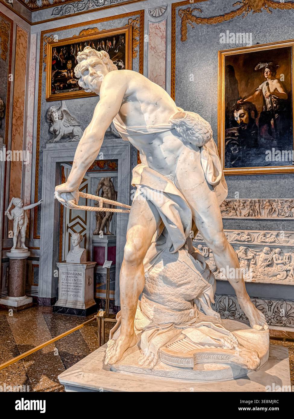 David, una scultura in marmo a grandezza naturale di Gian Lorenzo Bernini nella Galleria Borghese, Roma, Italia Foto Stock