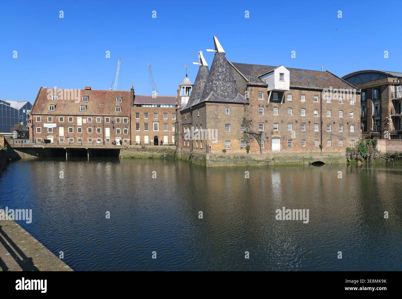 Three Mills sul fiume Lea si trova a est di Londra, Regno Unito. Ex mulini ricostruiti nel XVIII e XIX secolo. Mulino (a sinistra) mulino (a destra) Foto Stock
