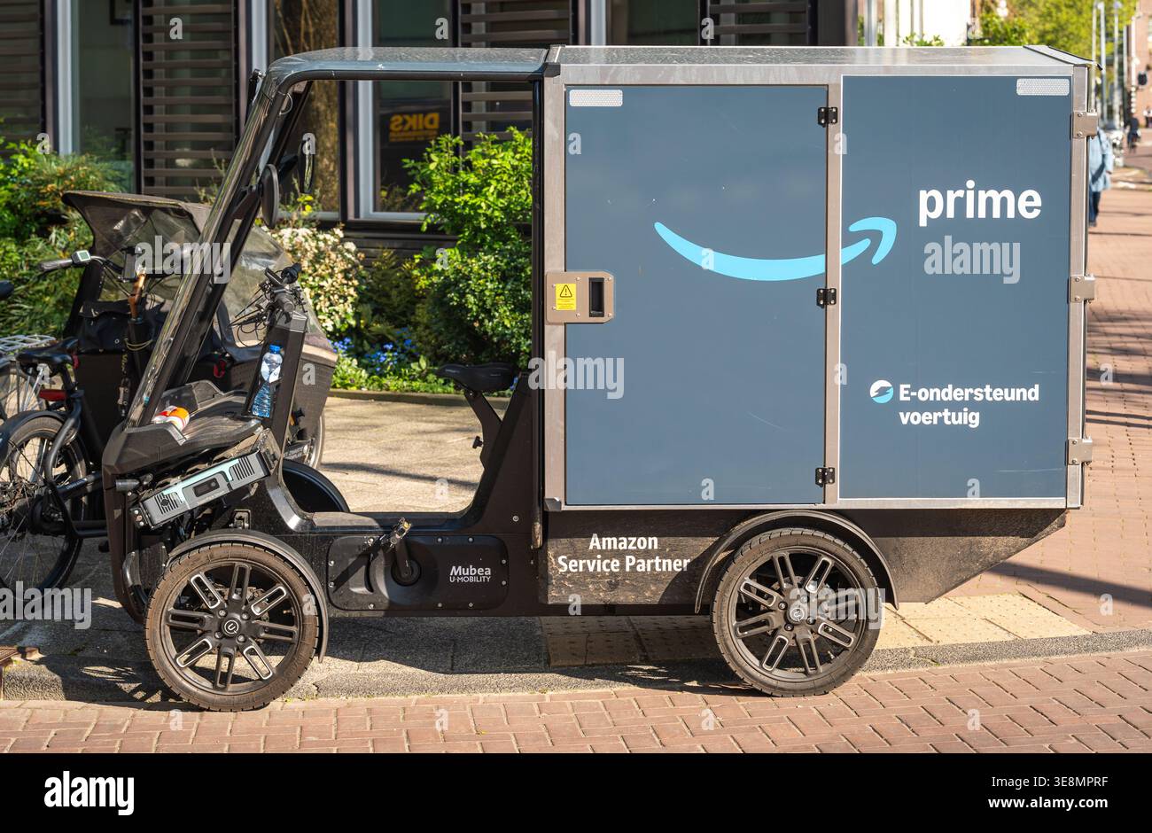 Amsterdam, Paesi Bassi, 14.04.2026, Amazon Electric consegna merci bici parcheggiata in strada Foto Stock