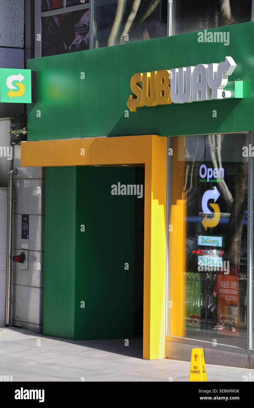 SEOUL, COREA DEL SUD - 7 APRILE 2023: Fast food e paninoteca a Gangnam, Seoul. Subway è una delle più grandi catene di fast food del mondo. Foto Stock