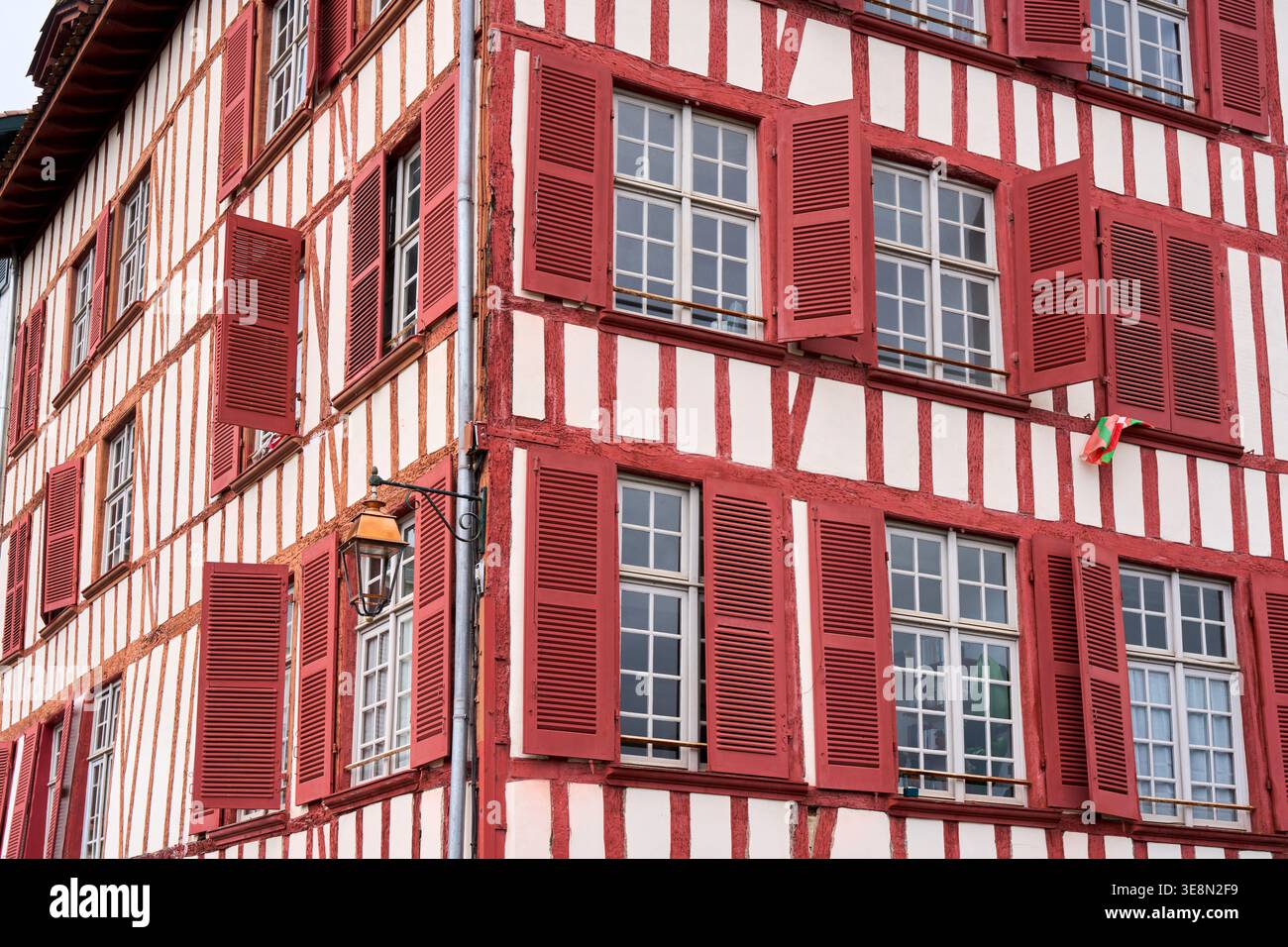 Edifici tipici dei Paesi Baschi francesi, Quai Dominique Roquebert, Bayonne, Aquitania, Pirenei-Atlantiques, Francia Foto Stock