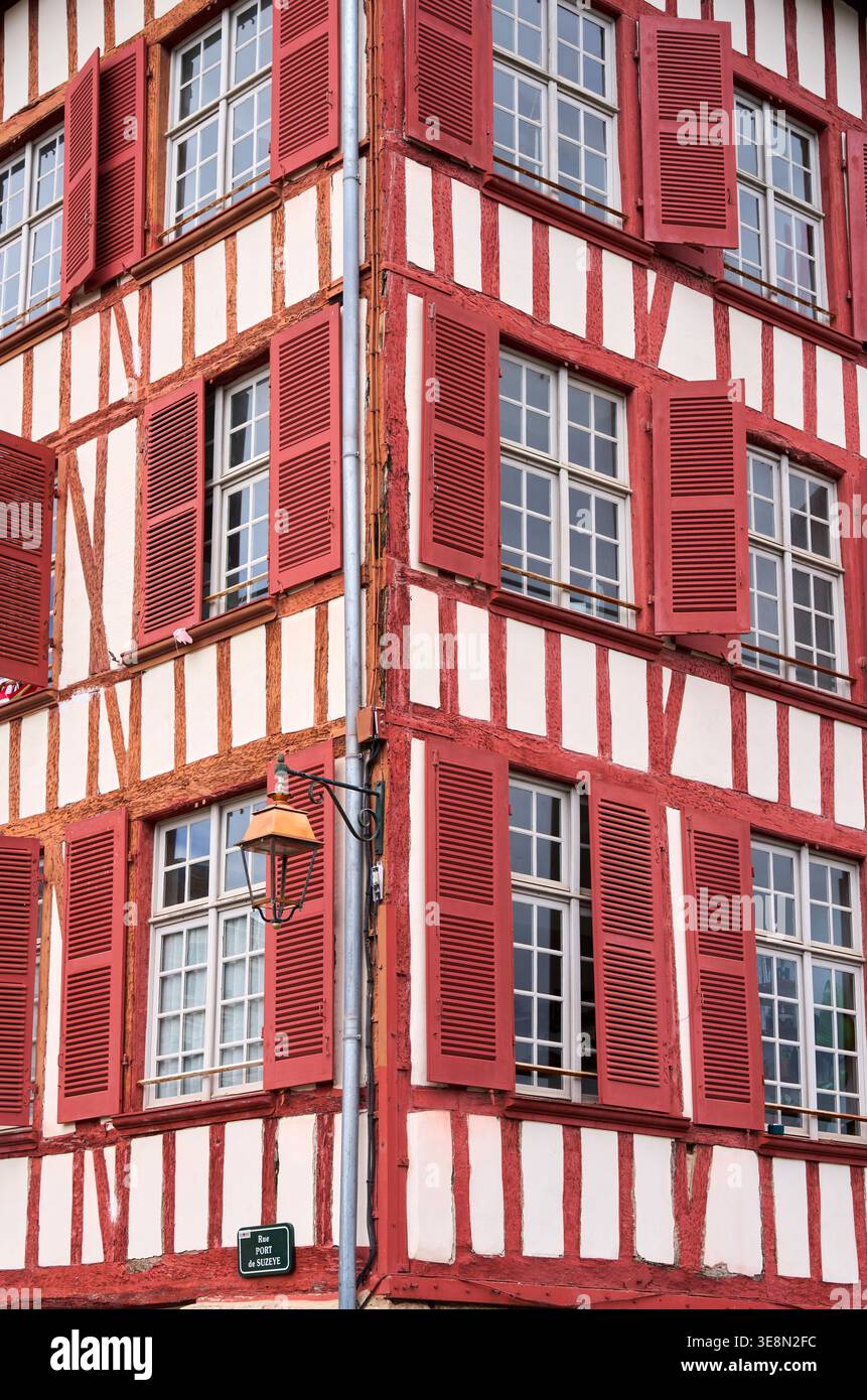 Edifici tipici dei Paesi Baschi francesi, Quai Dominique Roquebert, Bayonne, Aquitania, Pirenei-Atlantiques, Francia Foto Stock