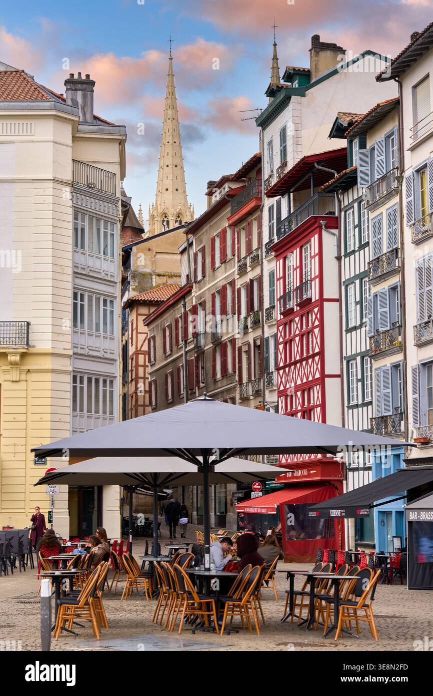 Edifici tipici dei Paesi Baschi francesi, Rue Port de Suzeye, Bayonne, Aquitania, Pirenei-Atlantiques, Francia Foto Stock