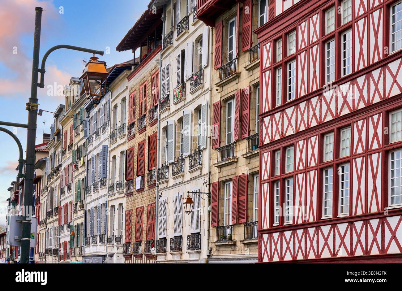 Edifici tipici dei Paesi Baschi francesi, Quai Amiral Jaureguiberry, Bayonne, Aquitania, Pirenei-Atlantiques, Francia Foto Stock