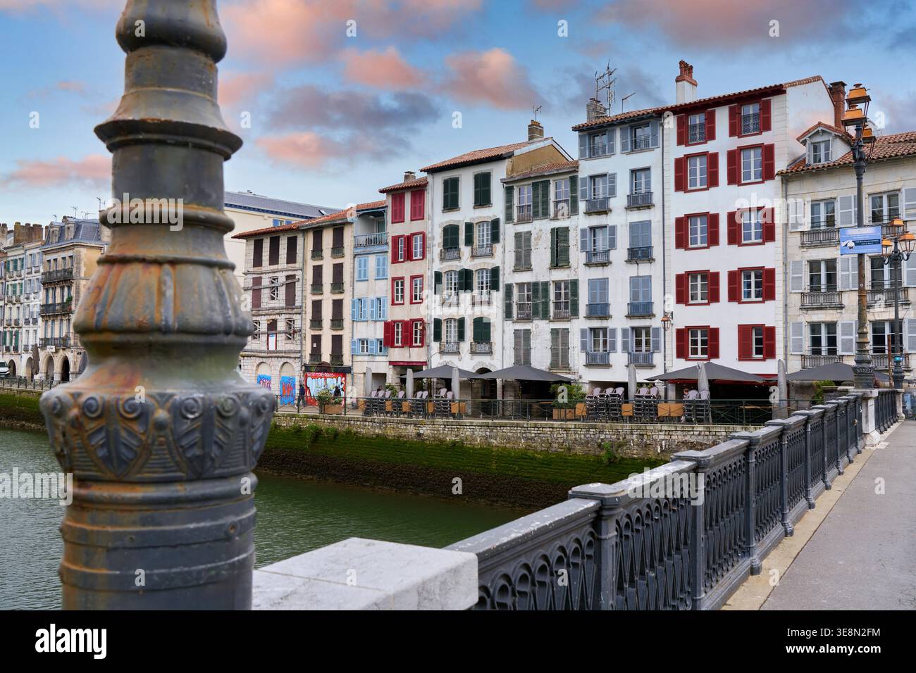 Edifici tipici dei Paesi Baschi francesi, Pont Pannecau, fiume Nive, Bayonne, Aquitania, Pyrenees-Atlantiques, Francia Foto Stock