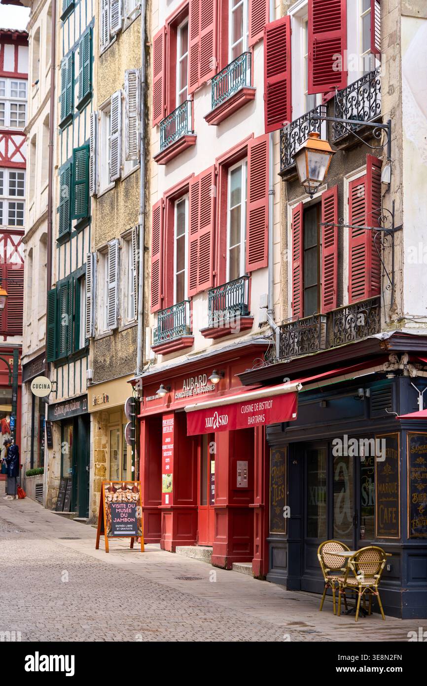 Edifici tipici dei Paesi Baschi francesi, Rue Port de Bertaco, Bayonne, Aquitania, Pirenei-Atlantiques, Francia Foto Stock