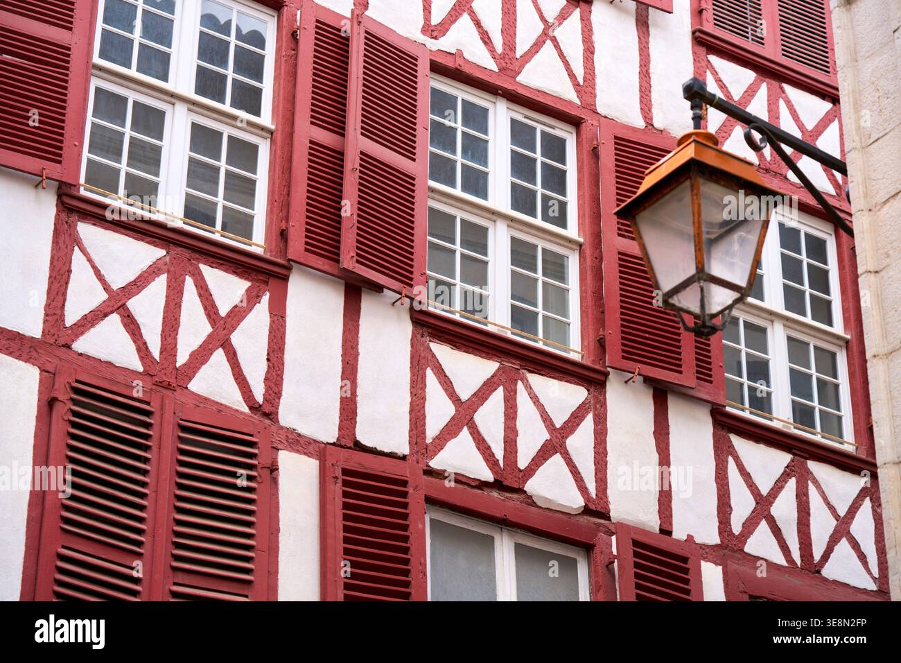 Edifici tipici dei Paesi Baschi francesi, Rue Port de Bertaco, Bayonne, Aquitania, Pirenei-Atlantiques, Francia Foto Stock
