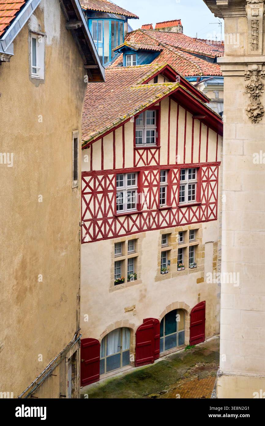 Edifici tipici dei Paesi Baschi francesi, Rue Jacques Laffitte, Bayonne, Aquitania, Pirenei-Atlantiques, Francia Foto Stock