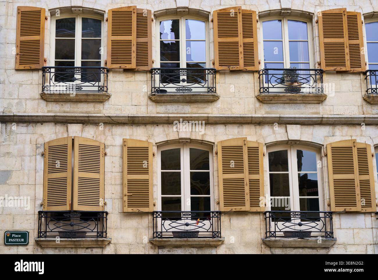 Edifici tipici dei Paesi Baschi francesi, Place Louis Pasteur, Bayonne, Aquitania, Pirenei-Atlantiques, Francia Foto Stock