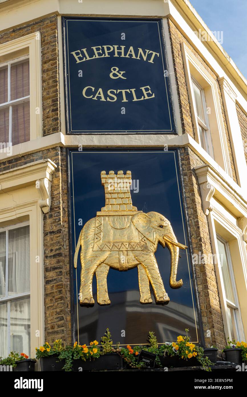 L'esterno del pub Elephant & Castle si trova in Holland Street a Kensington, Londra Foto Stock