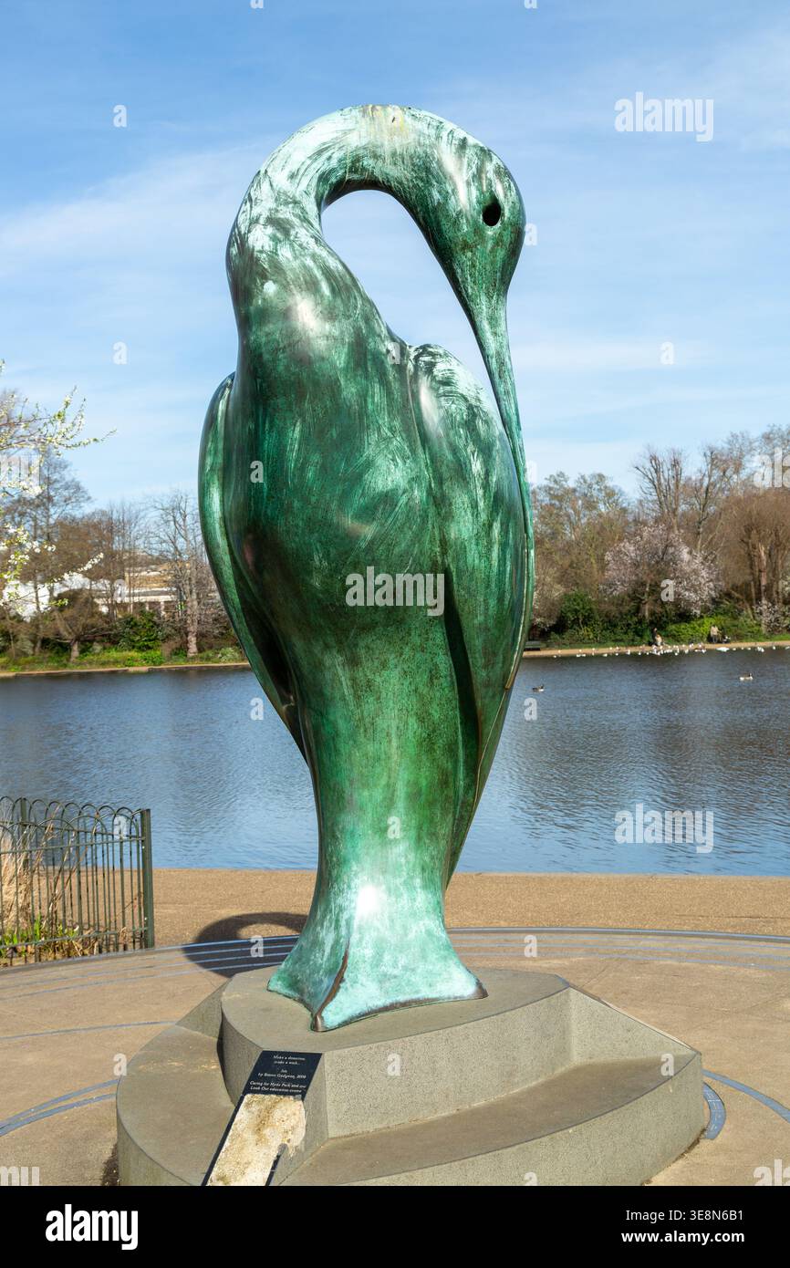 Scultura ISIS, di Simon Gudgeon accanto al lago Serpentine Boating a Hyde Park, Londra Foto Stock
