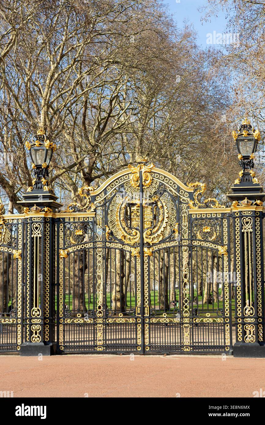 L'ornato Canada Gate, uno degli ingressi principali di Green Park a Londra, situato vicino a Buckingham Palace Foto Stock