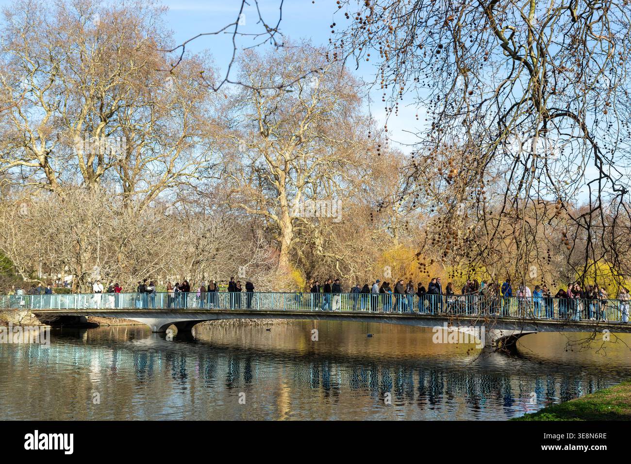 Persone sul Blue Bridge a St. James's Park, Londra, Regno Unito Foto Stock