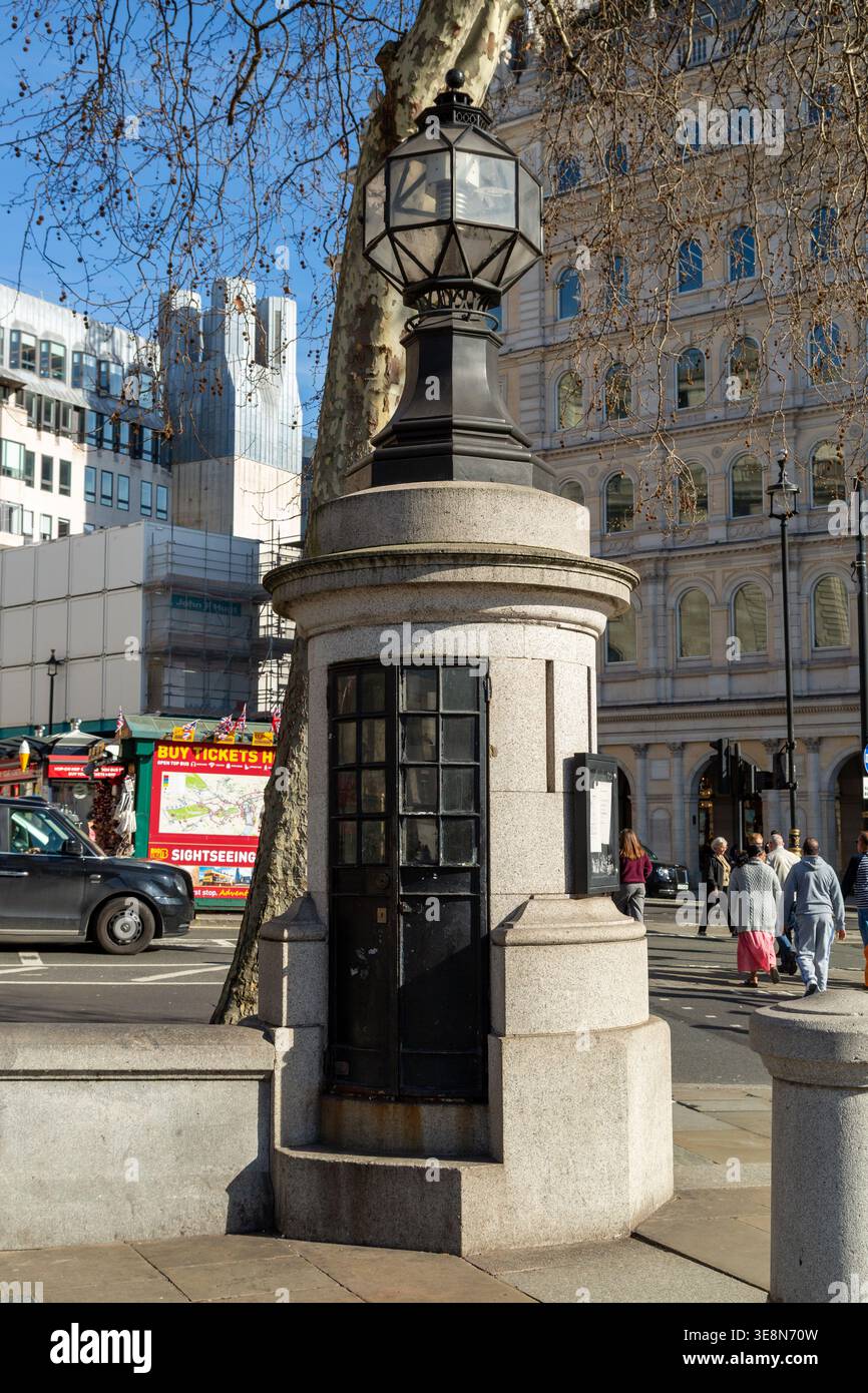 La più piccola stazione di polizia di Londra, o Observation Post, situata nell'angolo sud-est di Trafalgar Square, Londra Foto Stock