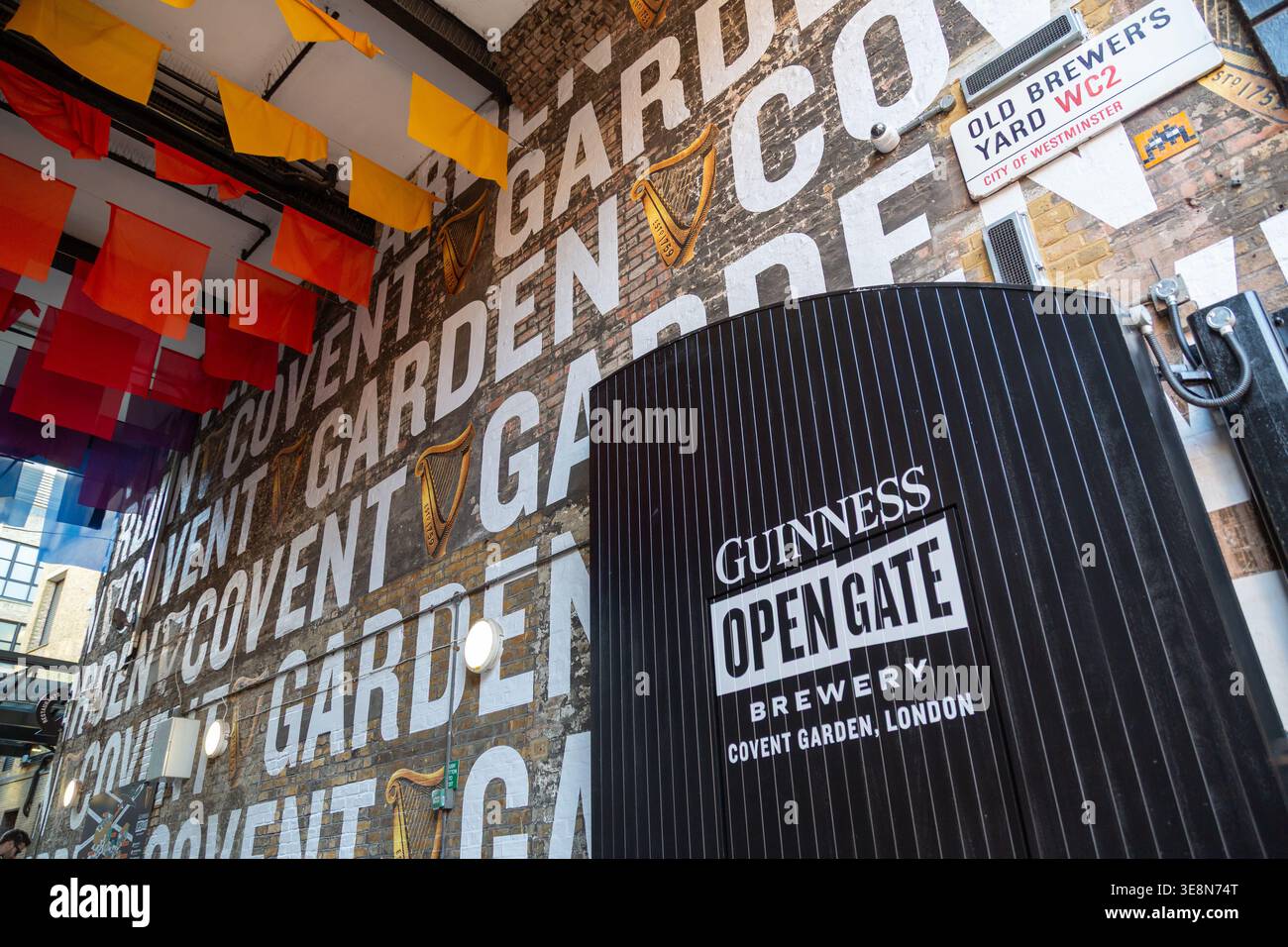 L'ingresso alla Guinness Open Gate Brewery si trova a Covent Garden, Londra Foto Stock