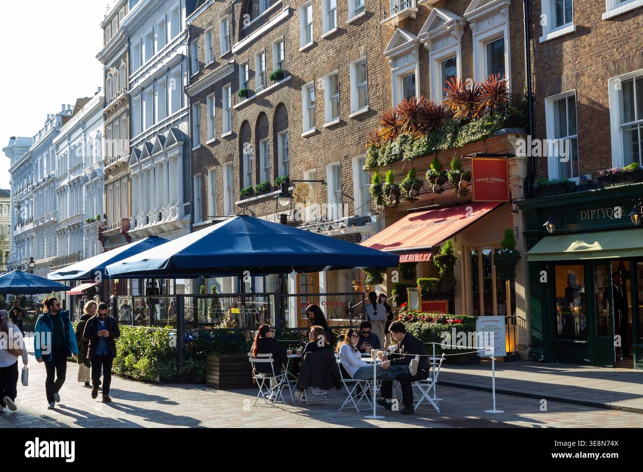 King Street a Covent Garden in un giorno di primavera di sole, Londra, Regno Unito Foto Stock