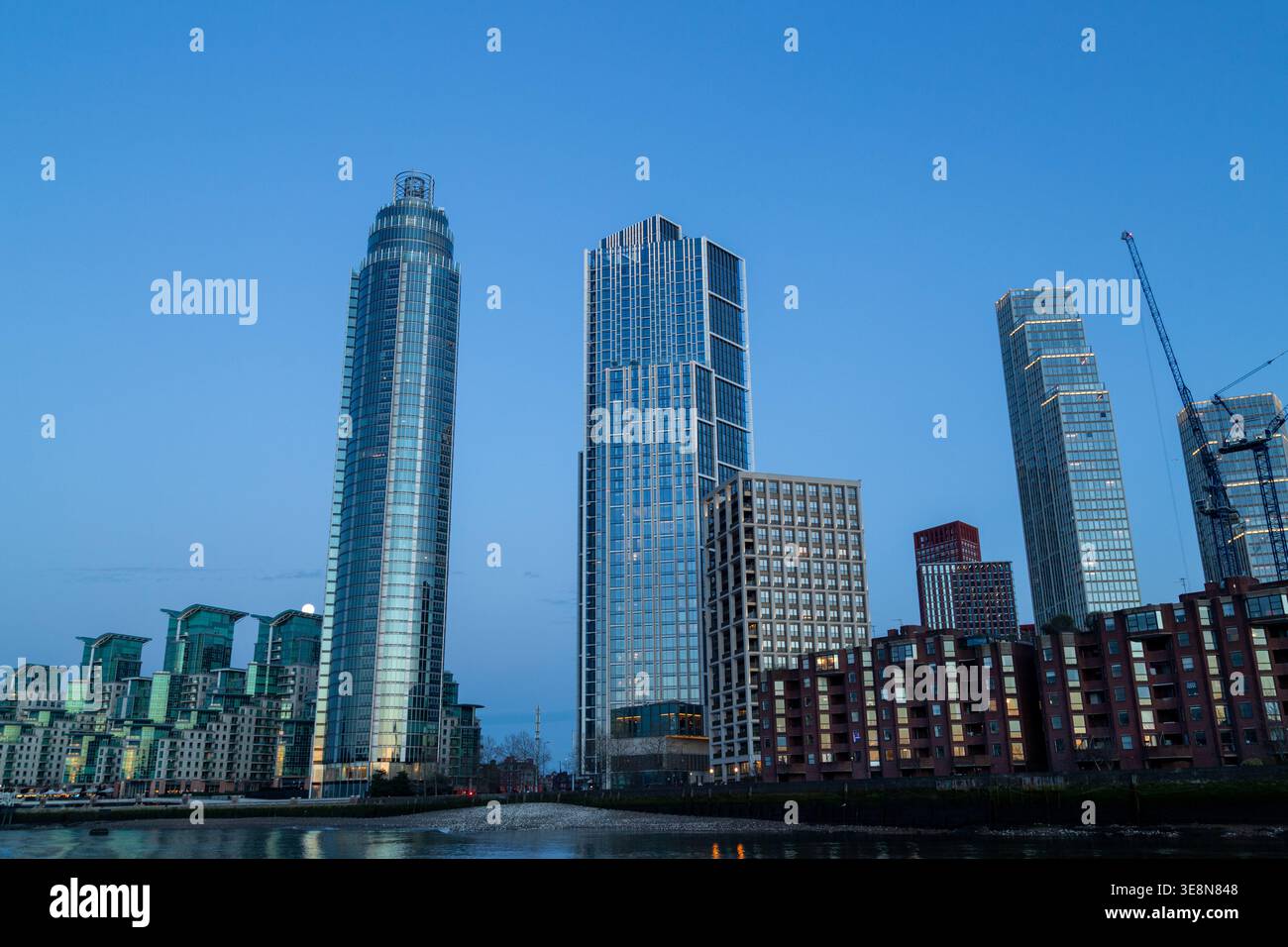 La St George Wharf Tower e lo skyline circostante lungo il Tamigi a Vauxhall, Londra Foto Stock