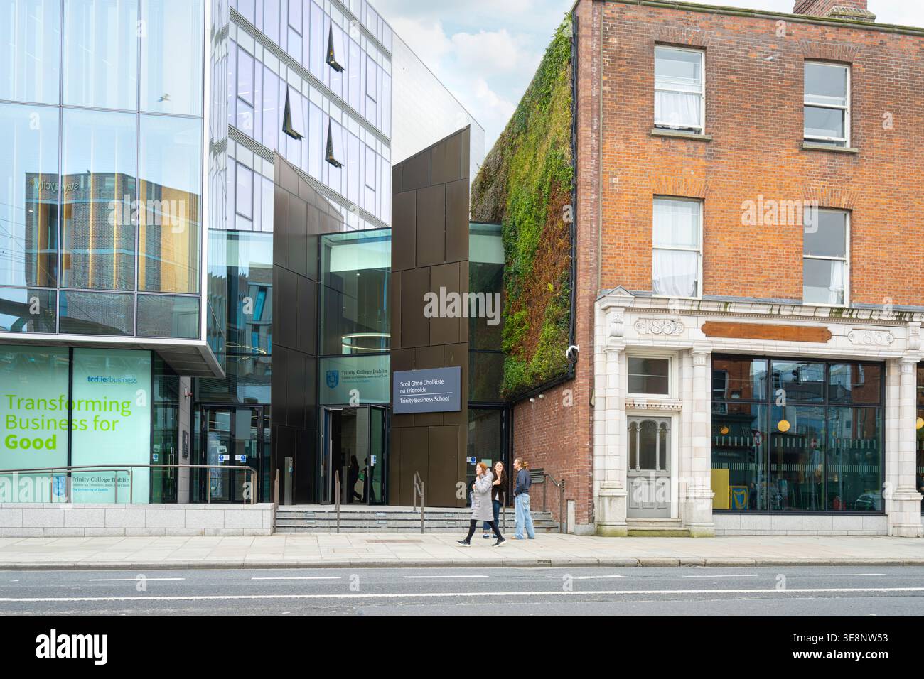 Dublino, Irlanda. 8 aprile 2026. Vista esterna della Trinity Business School nel centro città Foto Stock