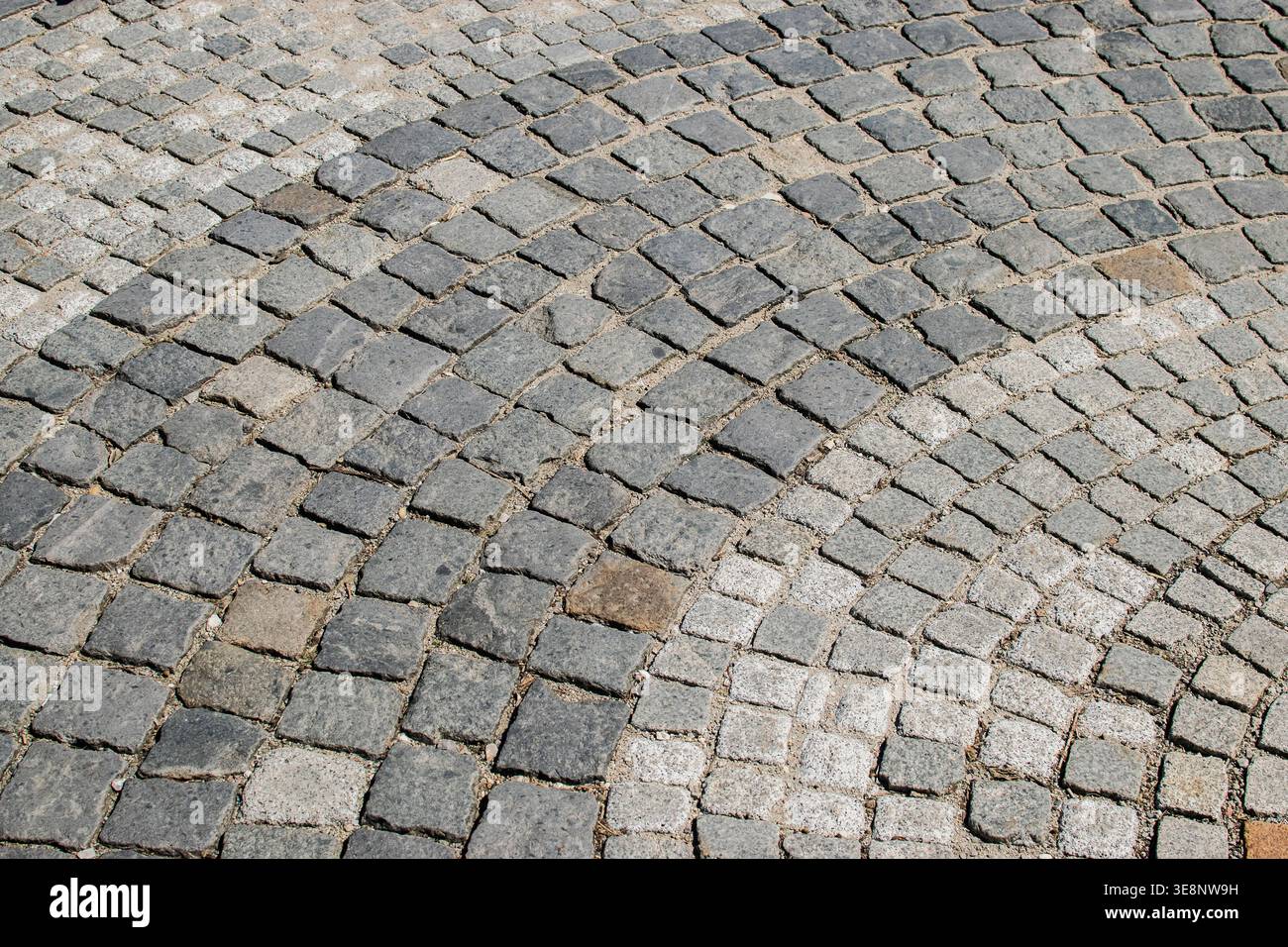 Disposizione decorativa circolare in pietra con design geometrico in ciottoli, struttura strutturata per pavimentazioni esterne Foto Stock