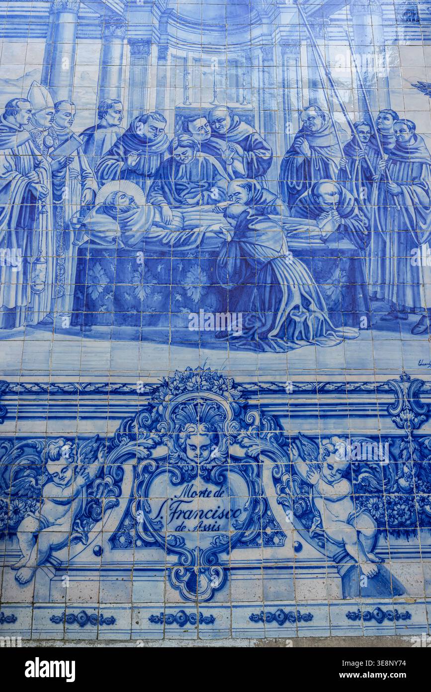 Un dettagliato primo piano della parete esterna piastrellata della Capela das Almas de Santa Catarina a Porto. La composizione si concentra sull'iconico blu e bianco Foto Stock