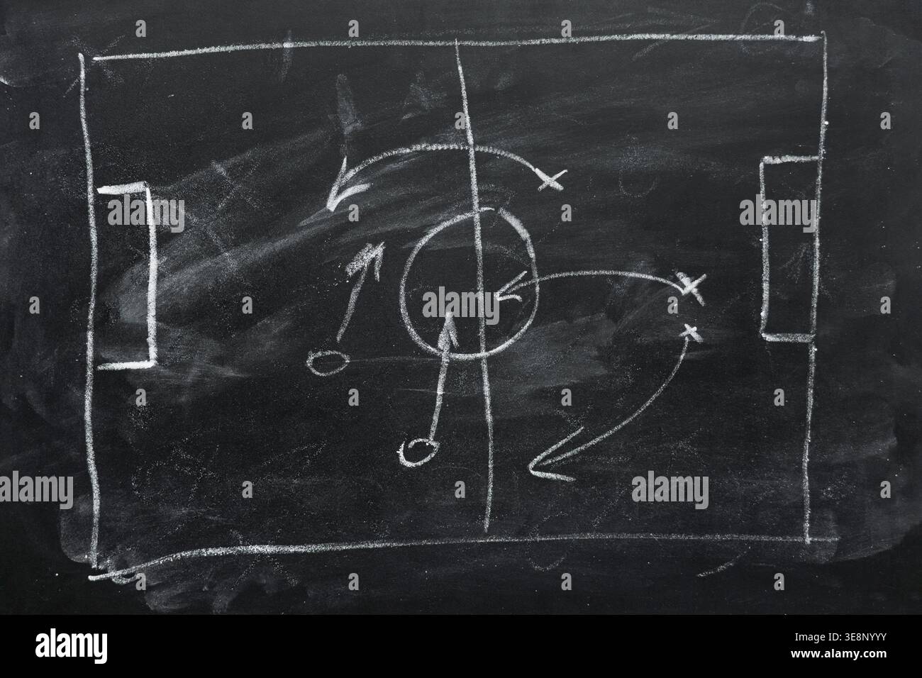 Piano tattico. Schema di strategia disegnato a mano, isolato sulla lavagna nera. Foto Stock