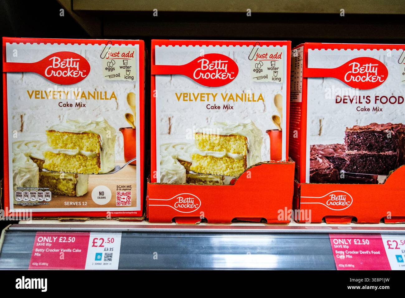 Londra Regno Unito, 15 aprile 2026, scatole di esposizione di Betty Crocker Vaniglia vellutata e Devils Food Cake Mix primo piano senza persone Foto Stock