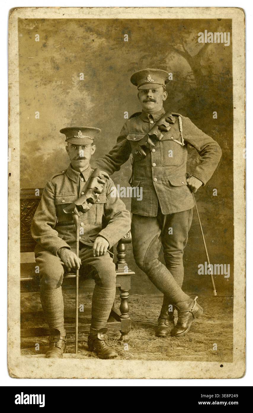 Cartolina della prima guerra mondiale di 2 uomini, amici, "zio Arthur 1916" scritta sul retro. Gli uomini erano artiglieri reali - indossavano speroni, cavalcavano raccolti, nella Royal Field Artillery, che usava cavalli per trasportare i cannoni. Datato 1916. REGNO UNITO Foto Stock