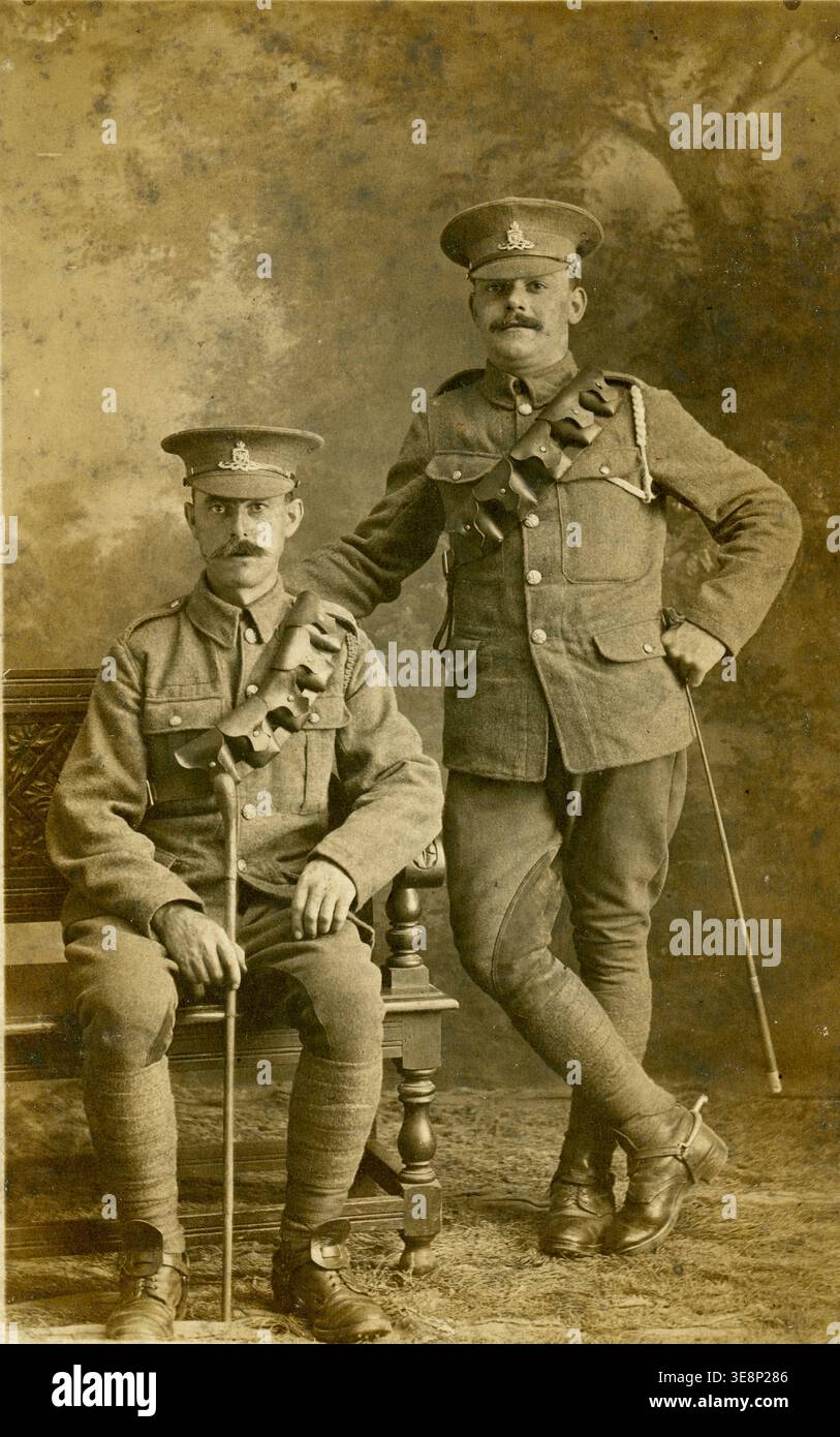 Foto in bianco e nero d'epoca della prima guerra mondiale 2 soldati, militari della prima guerra mondiale in uniforme Royal Artillery Gunners - indossano speroni, cavalcando raccolti datati 1916 Foto Stock