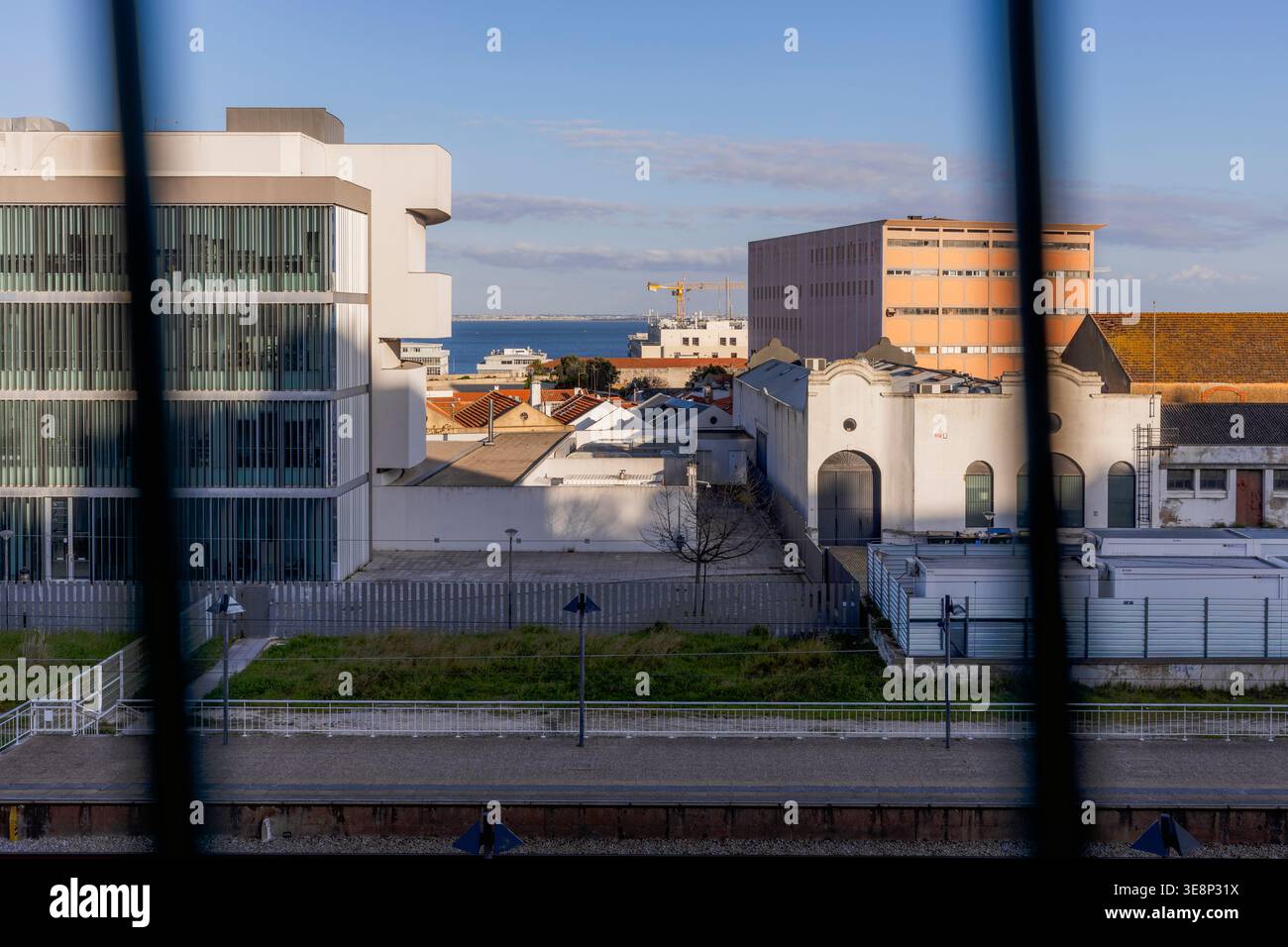 Composizione astratta creativa con una scena urbana distorta a Lisbona, Portogallo. L'effetto visivo in stile glitch fonde elementi architettonici, cielo, e. Foto Stock