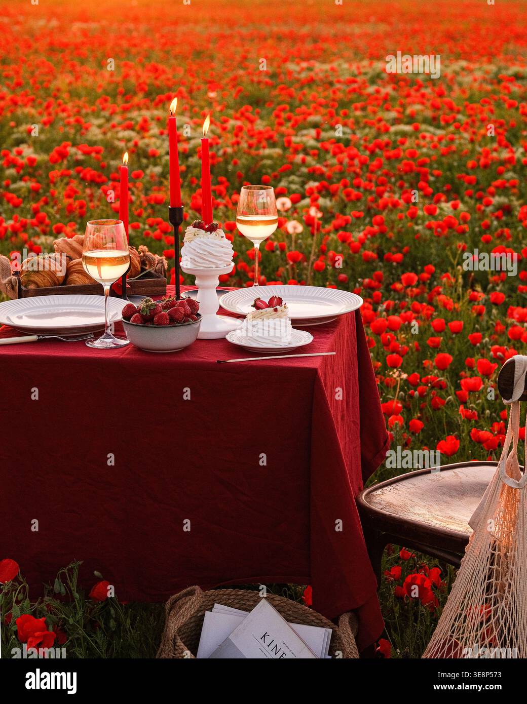 Impostazione intima del tavolo. Candele e ceramiche sul tavolo. Vivace scena di stile di vita con accessori eleganti Foto Stock