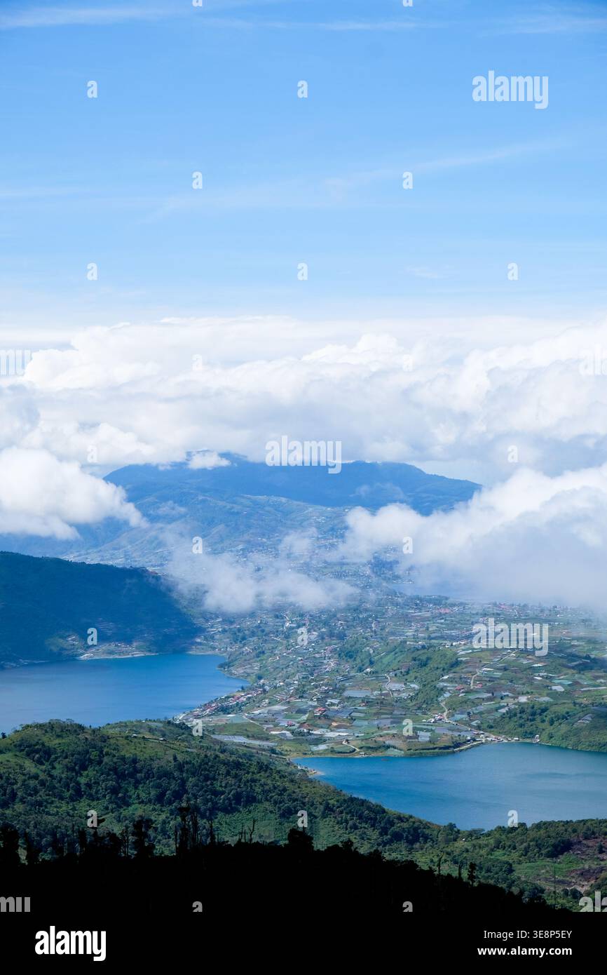 Una vista a volo d'uccello del Lago Diatas e del Lago Dibawah dal Monte Talang Foto Stock