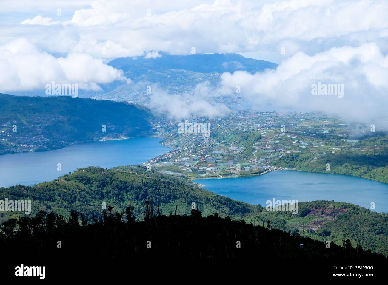 Una vista a volo d'uccello del Lago Diatas e del Lago Dibawah dal Monte Talang Foto Stock