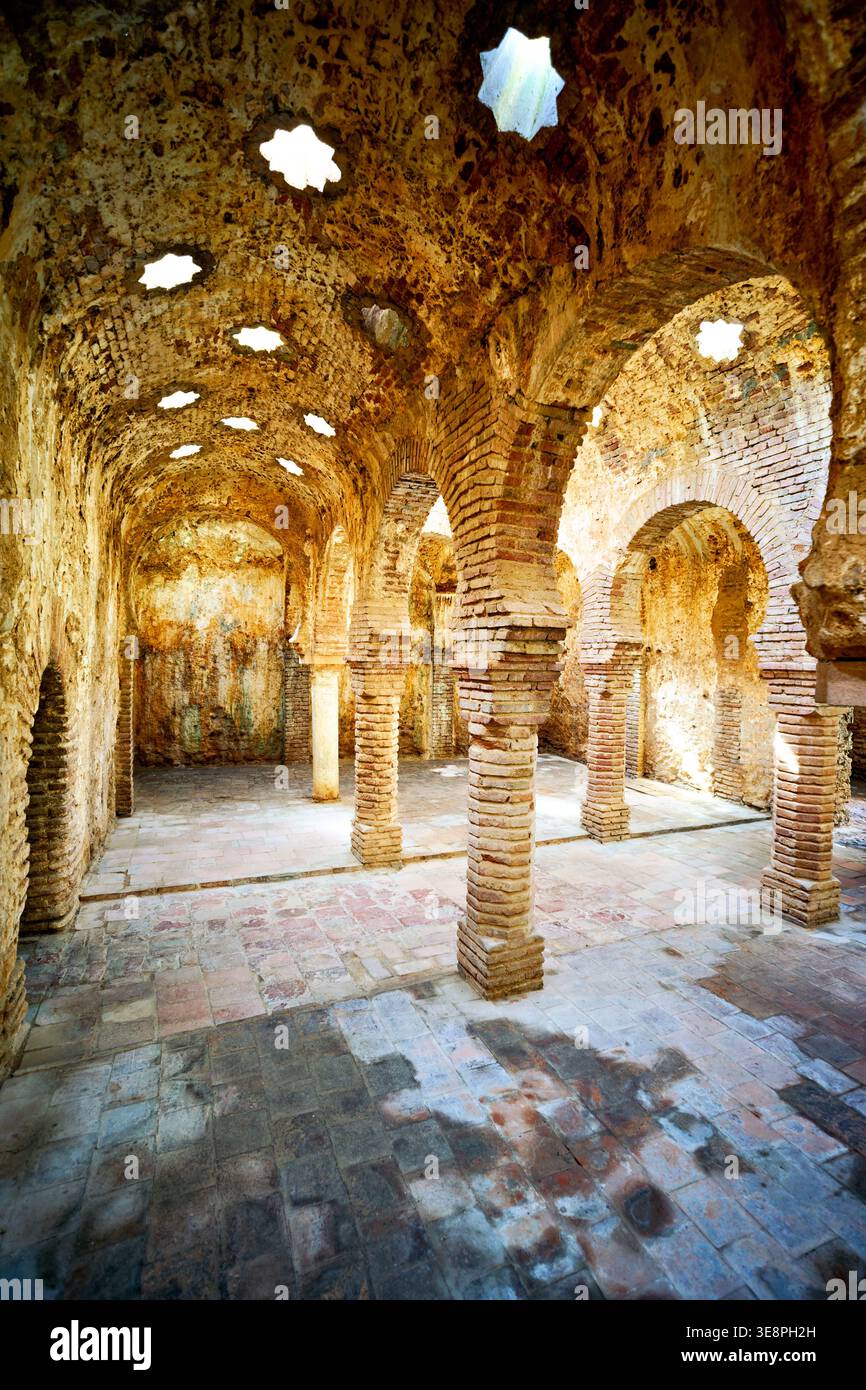La gente visita le vecchie terme arabe di Ronda, in Andalusia. Queste terme storiche mostrano l'architettura e la storia della regione. Foto Stock