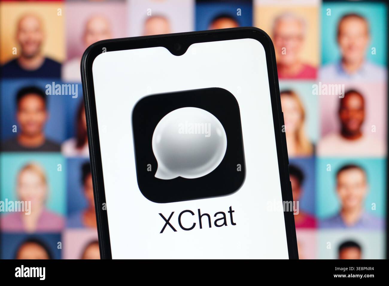 In questa immagine, il logo XChat (X Chat) viene visualizzato sullo schermo di uno smartphone. La nuova app di Elon Musk arriva con funzionalità come protec Foto Stock