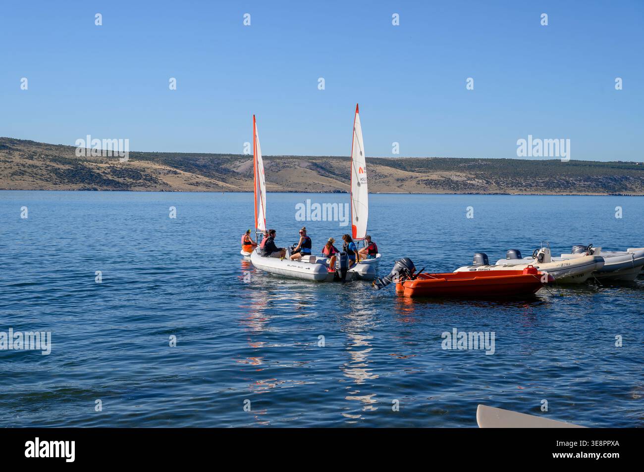 Lezione di vela: I turisti prendono parte alla lezione di vela con il personale di vacanza Neilson Activity presso l'Alana Beachclub in Croazia. Foto Stock