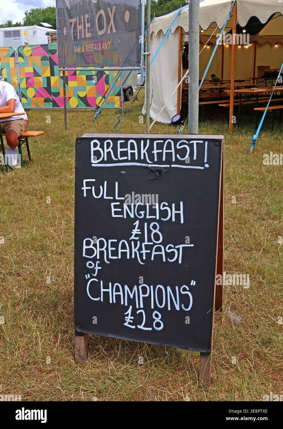 £28 "colazione dei campioni" pubblicizzato al campeggio Silverstone Woodlands durante il weekend del Gran Premio di Formula 1 britannico di luglio Foto Stock