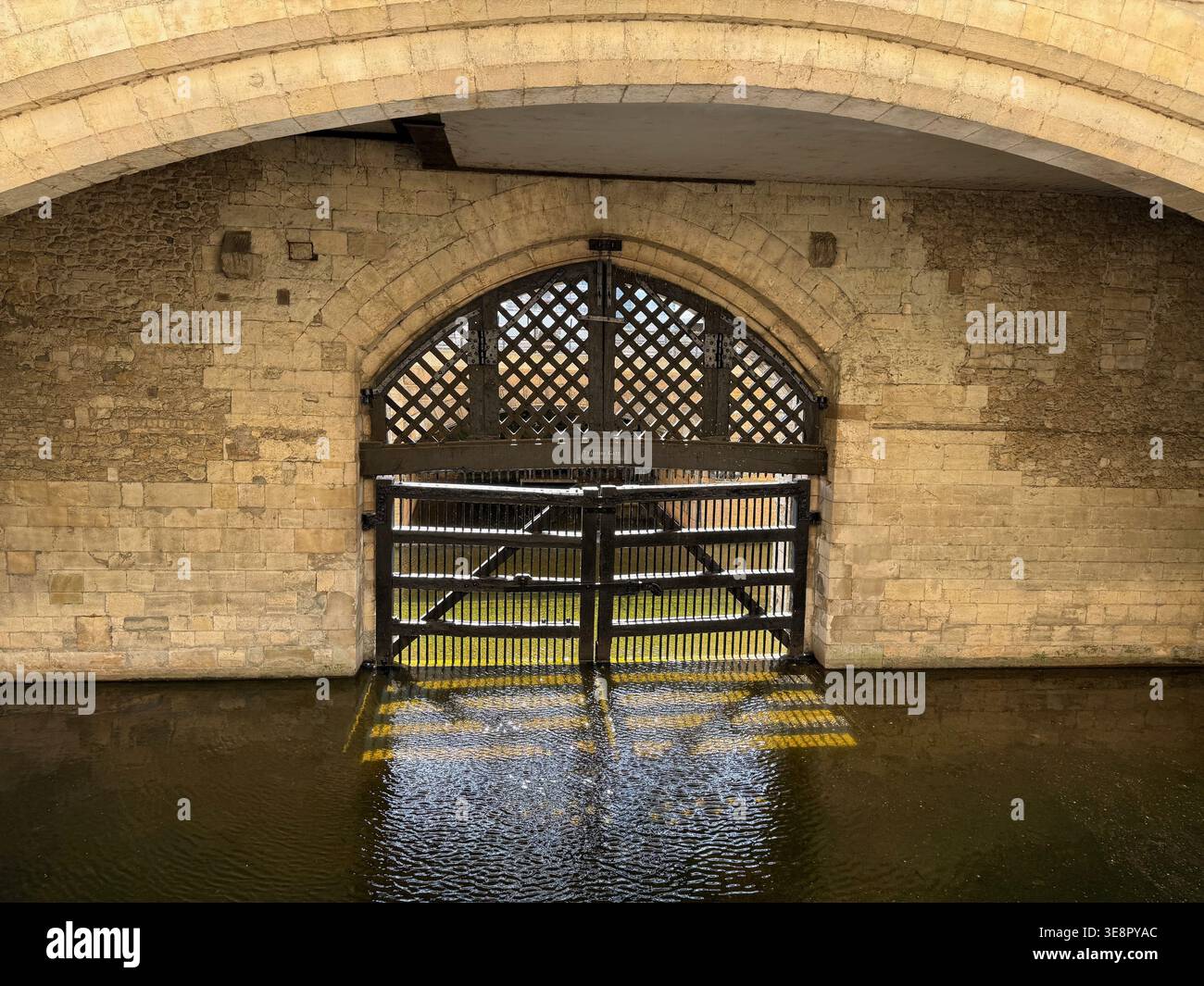 La Porta dei Traditori, Tower of London, Londra, Regno Unito - Immagine stock catturata con smartphone