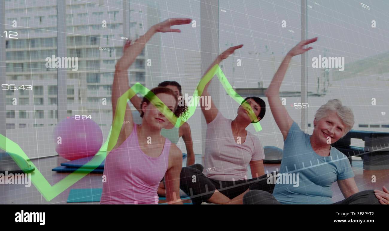 Quattro donne che si appoggiano sui tappetini in studio, indossano abbigliamento sportivo, palla rosa, rivestimento verde della carta Foto Stock
