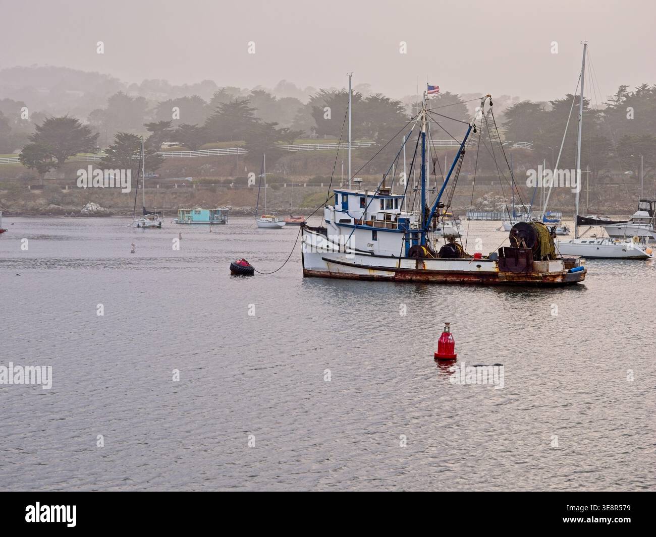 Peschereccio commerciale ormeggiato nella nebbiosa baia di Monterey Foto Stock