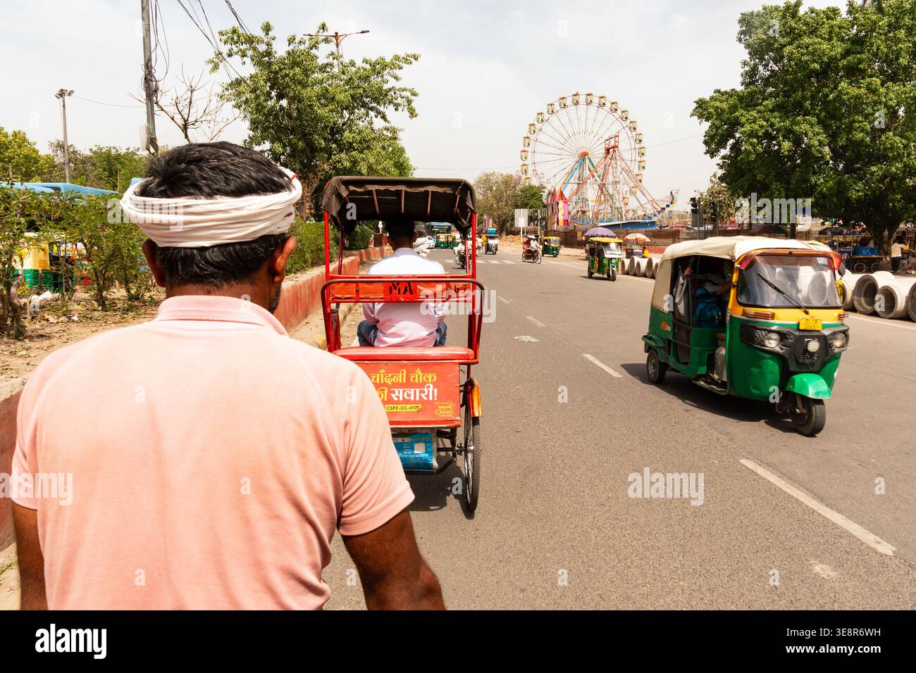 Giro in risciò vicino a Ramlila Maidan, noto anche come Red Fort Ground, Delhi, India. Questo luogo è famoso per l'annuale fiera Dussehra Mela. Foto Stock
