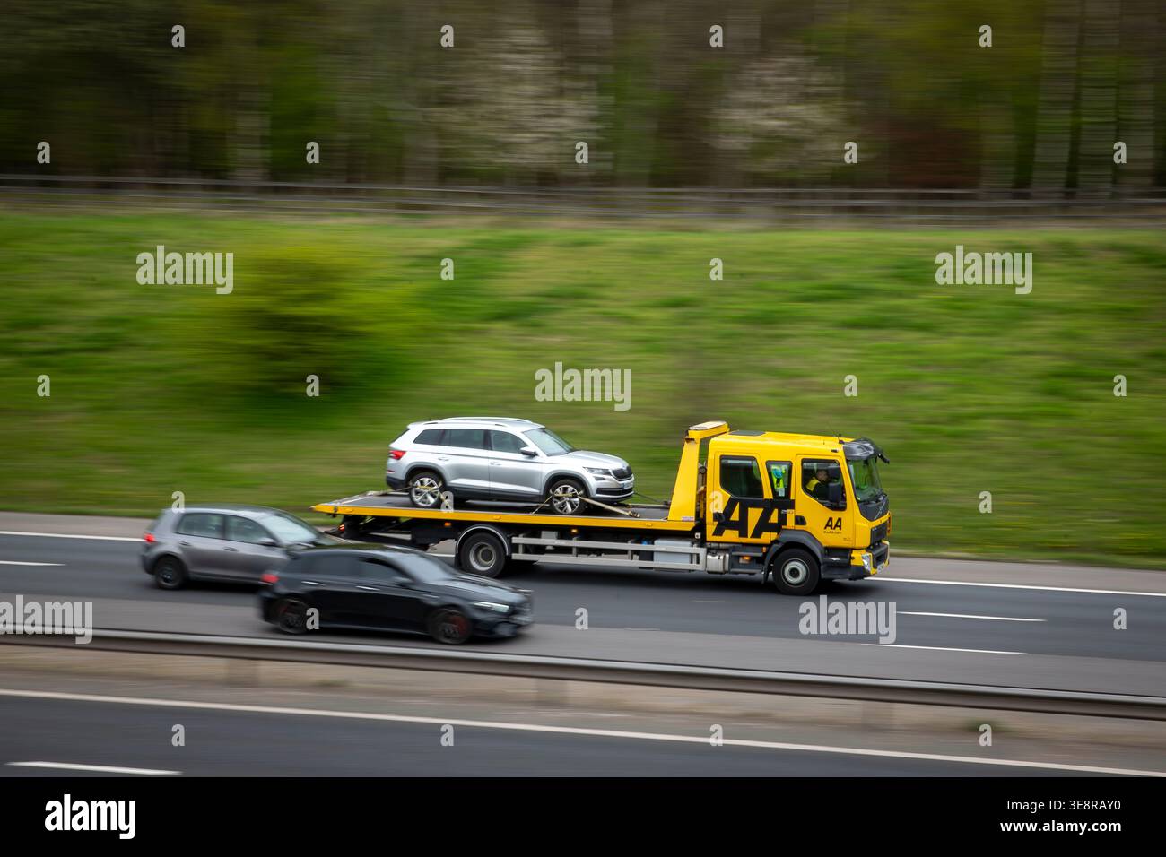 Autocarro AA Volvo FL che trasporta un'auto in avaria sull'autostrada M65, Altham, Lancashire, Inghilterra. Foto Stock