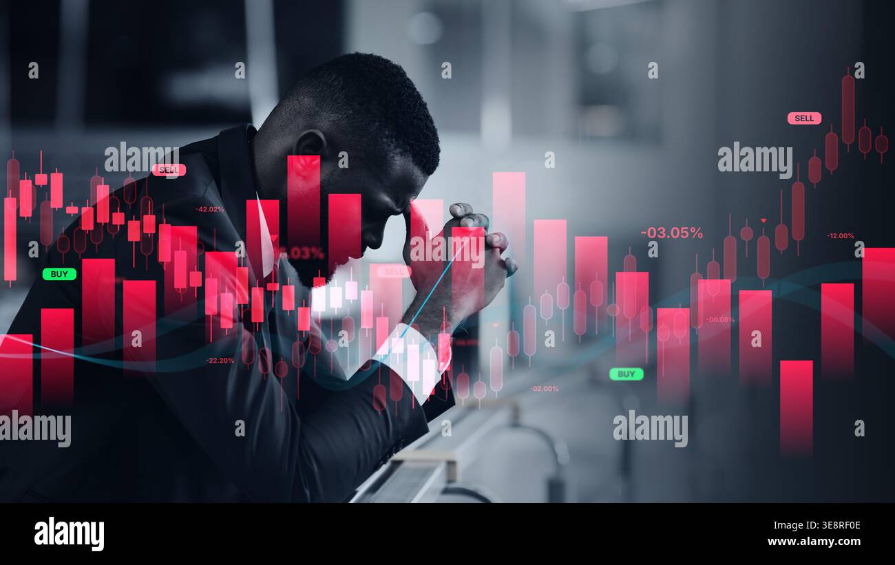 Uomo d'affari che analizza le tendenze del mercato azionario con i grafici a candeliere rossi e verdi sullo sfondo Foto Stock