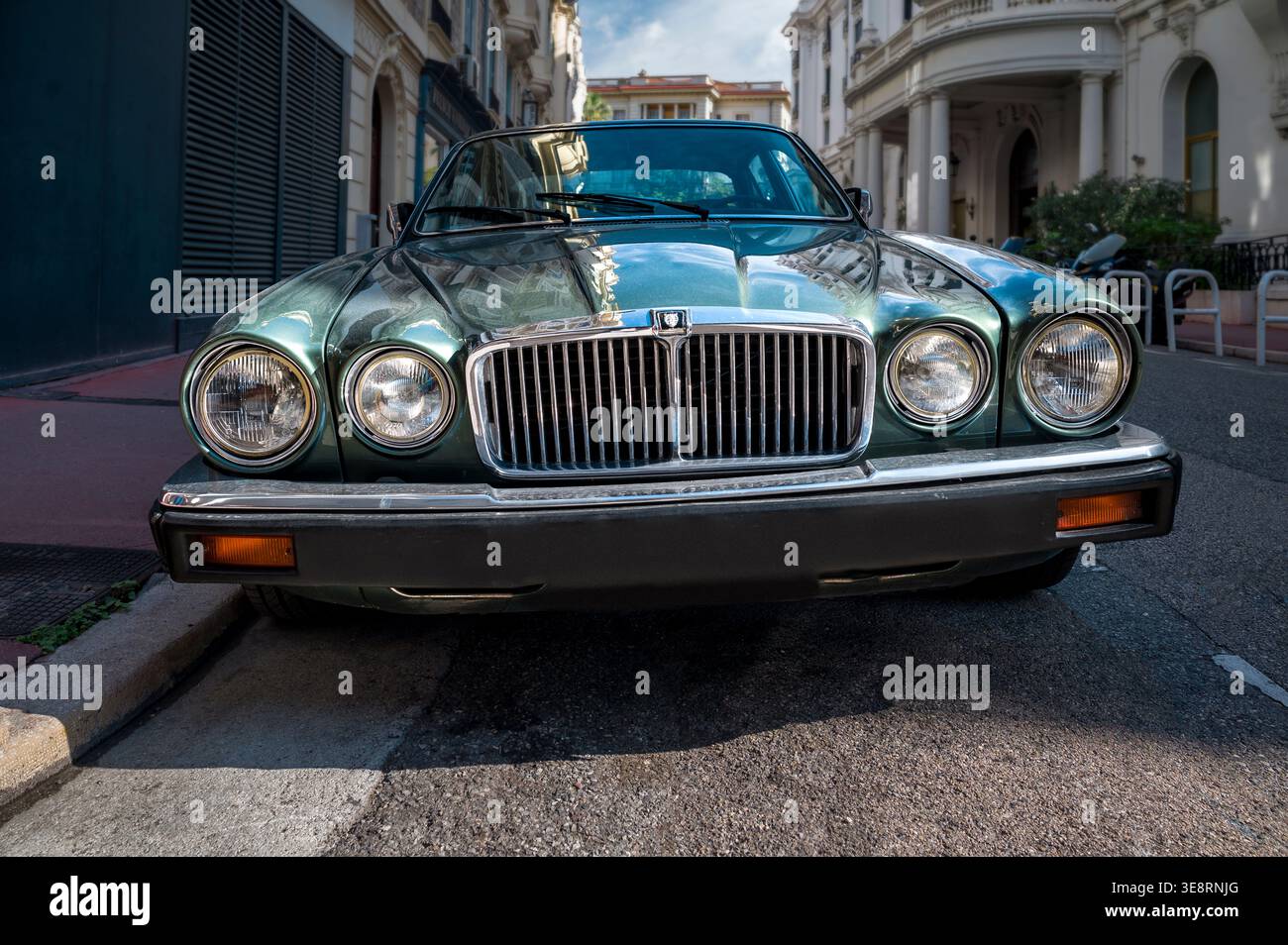 Auto di lusso classica e verde parcheggiata su strada europea Foto Stock