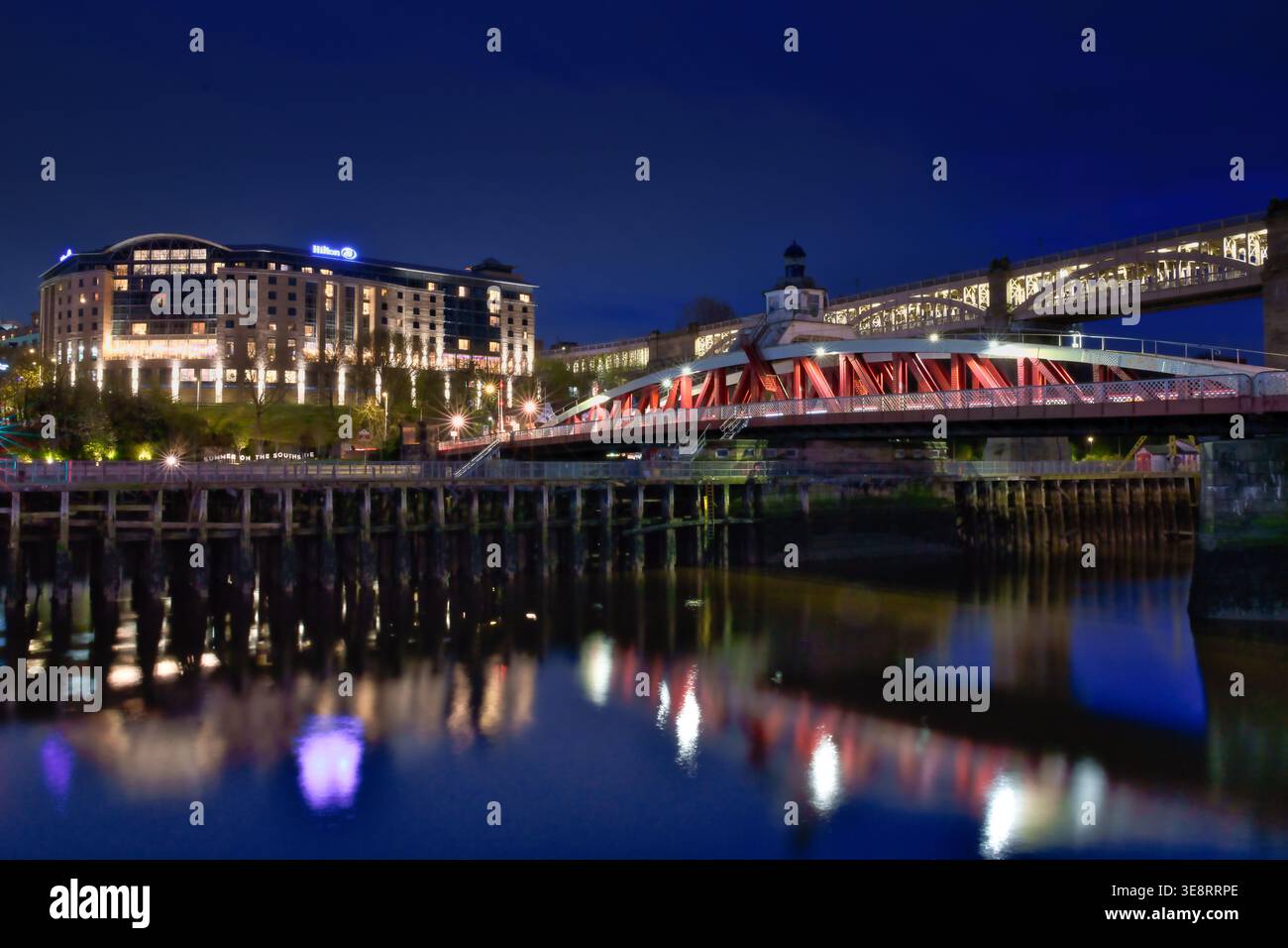 Ponte oscillante di Newcastle Upon Tyne di notte con riflessi Foto Stock