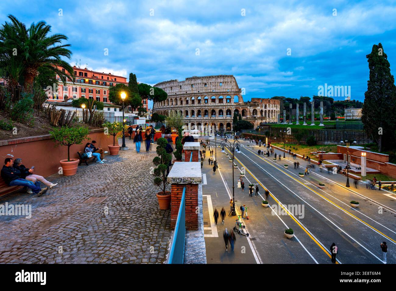 Vista dal Belvedere Cederna lungo via dei fori Imperiali verso il Colosseo al crepuscolo, Roma, Italia. Foto Stock