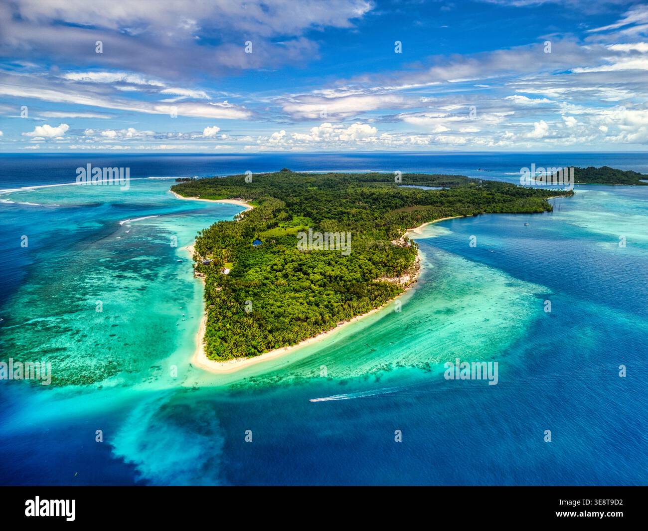 Vista aerea dell'isola di Sipura, caratterizzata da lussureggianti foreste tropicali, vibranti barriere coralline turchesi e spiagge di sabbia bianca incontaminata nelle Isole Mentawai Regen Foto Stock
