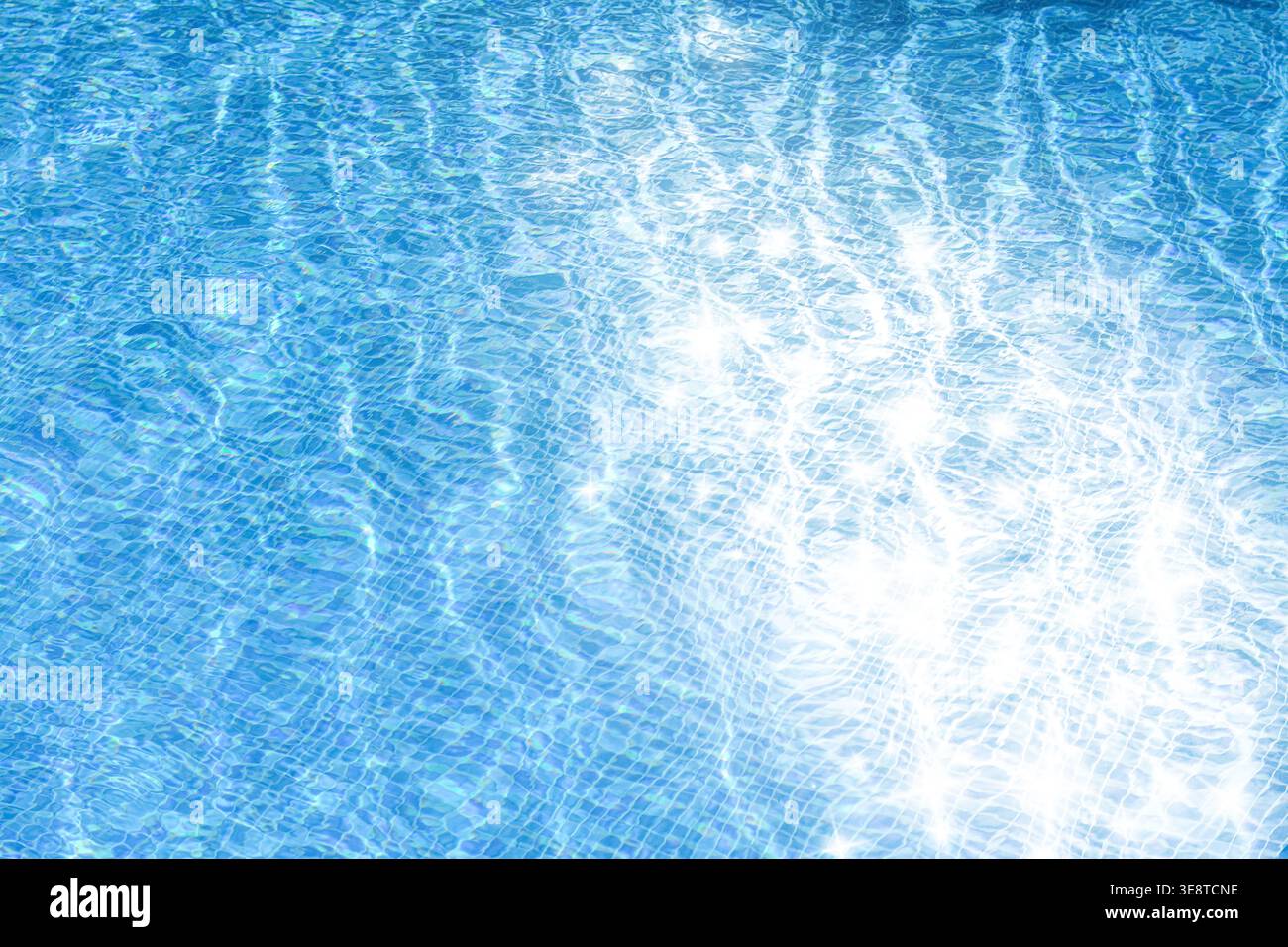 Luce solare scintillante sulla superficie dell'acqua, vista ravvicinata Foto Stock